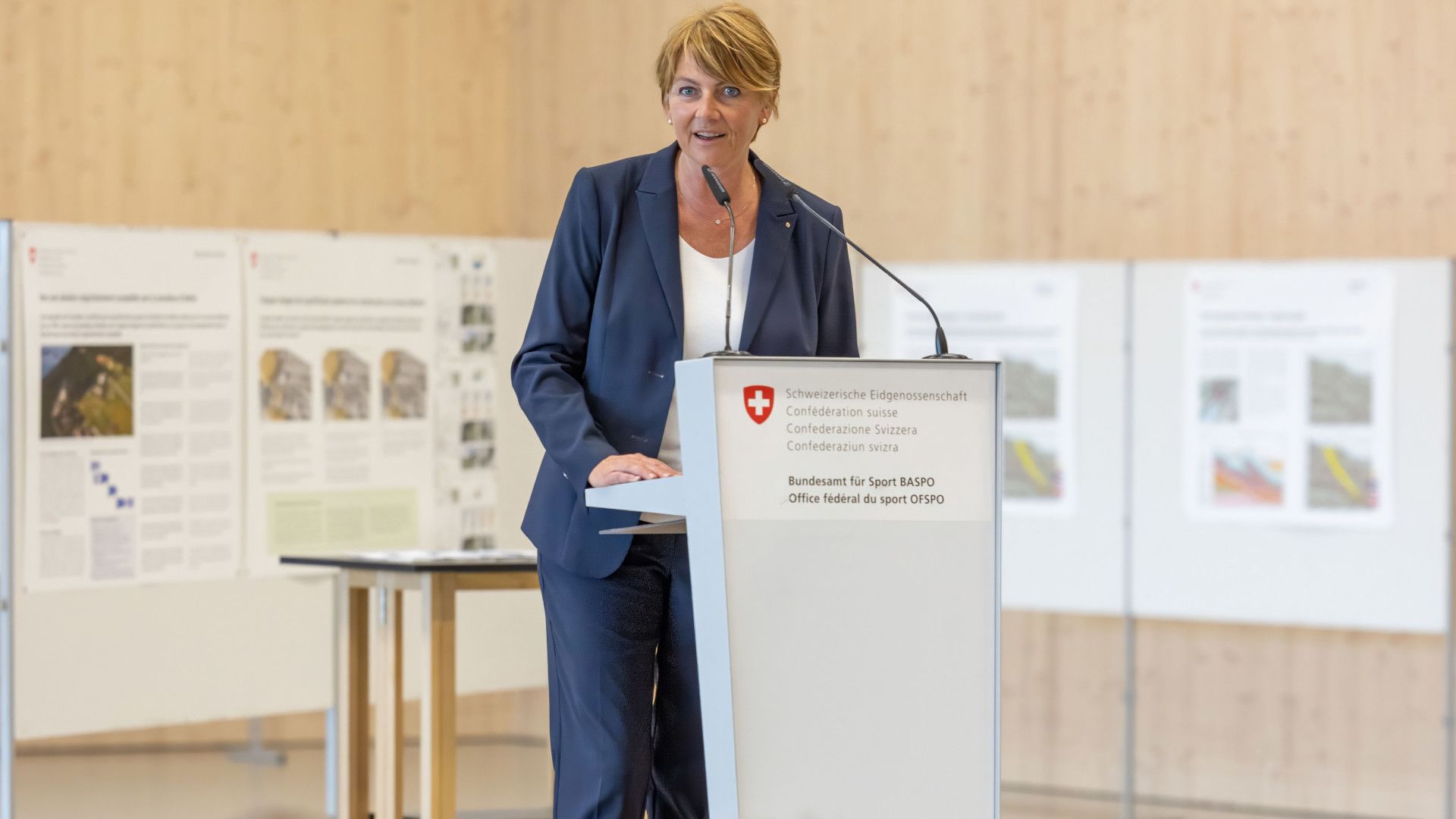 Gemeindepräsidentin Madeleine Deckert am Infoforum des BASPO, der Gemeinde Leubringen/Magglingen und dem BBL für das geplante und angepasste Projekt Unterkunfts- und Ausbildungsgebäude.