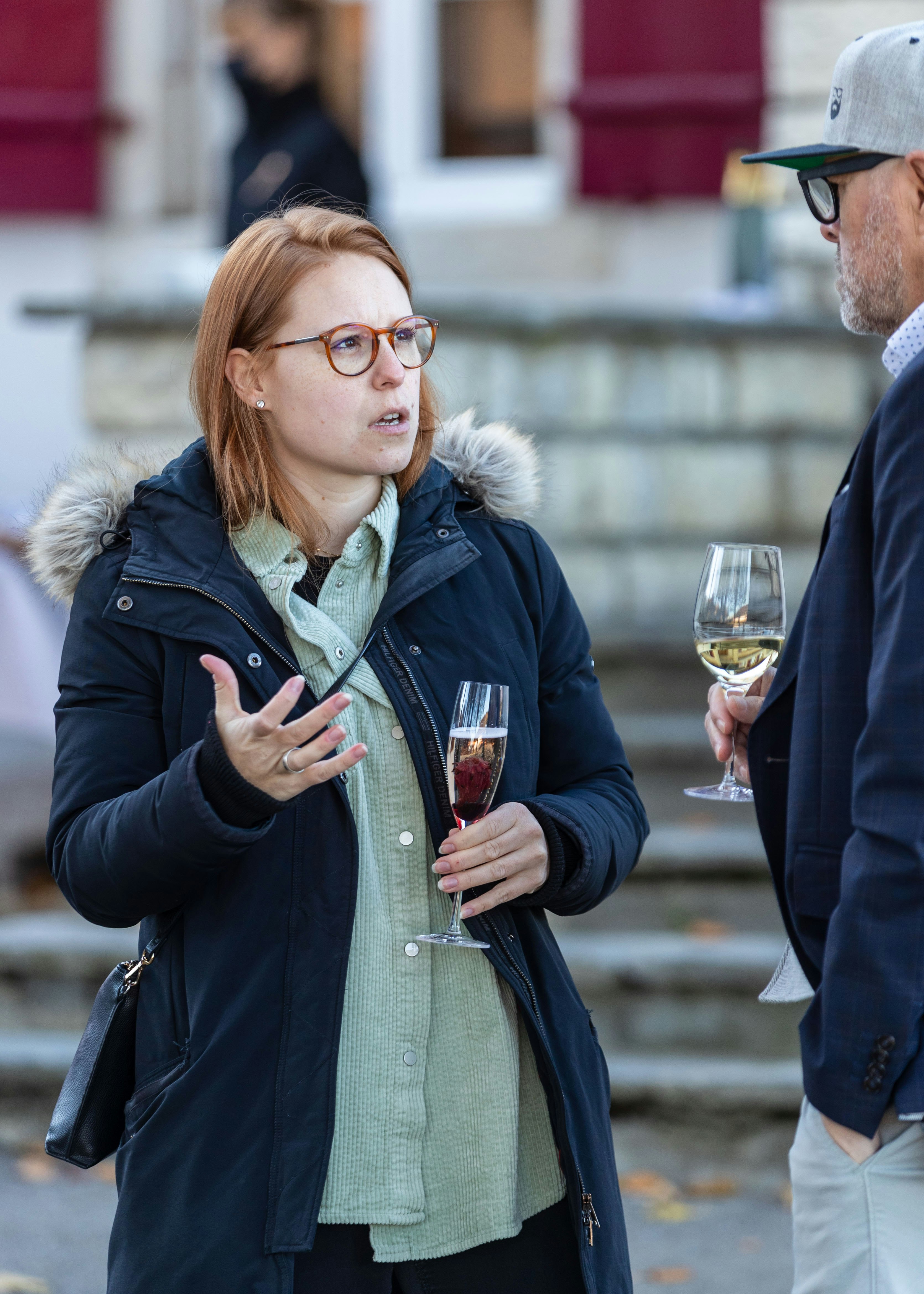 BASPO-Direktor Matthias Remund lud Angestellte und Athleten zur Feier der Schweizer Erfolge in Tokyo zu einem Apéro ein. Dabei übergab er Olympiasiegerin Nina Christen (Gewehr) den goldenen Batch des BASPO.Foto: BASPO / Ueli Känzig