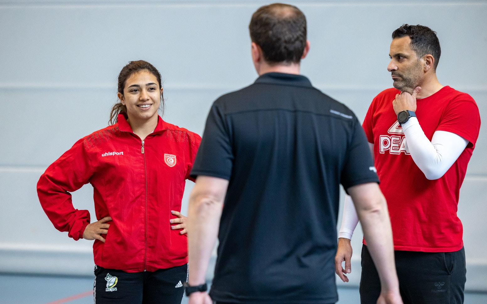 Im Rahmen eines Ausbildungsprogramms für Trainer/innen aus Afrika und der Karibik besuchen sechs Trainer/innen die EHSM. Die Trainerbildung Schweiz unterrichtet sie unter anderem im Bereich Kraft. Ziel von Michaël Duc, Athletiktrainer an der Clinique romande de réadaptation (CCR) und Charles Pralong der Trainerbildung Schweiz, ist es, zu zeigen, wie sie auch mit einfachen Mitteln viele Aspekte des Krafttrainings umsetzen können. 
Foto: BASPO / Ueli Känzig