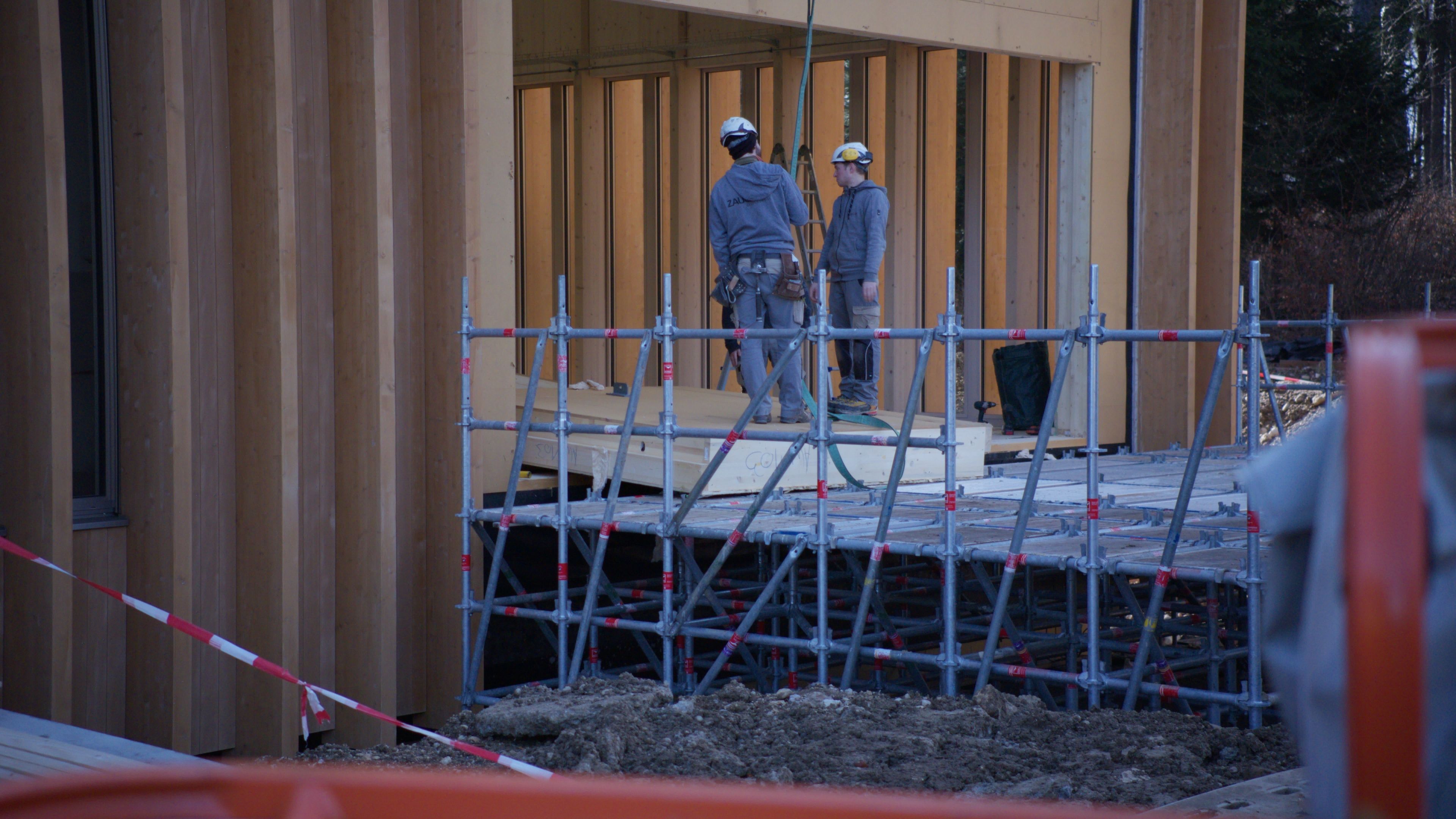 Lärchenplatz Magglingen, Lieferung und Einbau Laufband in der EHSM. Die Lieferung des Laufbands für die Ausdauertests des EHSM-Bereichs "Leistungssport" benötigte schwere Maschinen. Das eingebaute Laufband im Messlabor der EHSM füllt beinahe den gesamten Raum aus.
