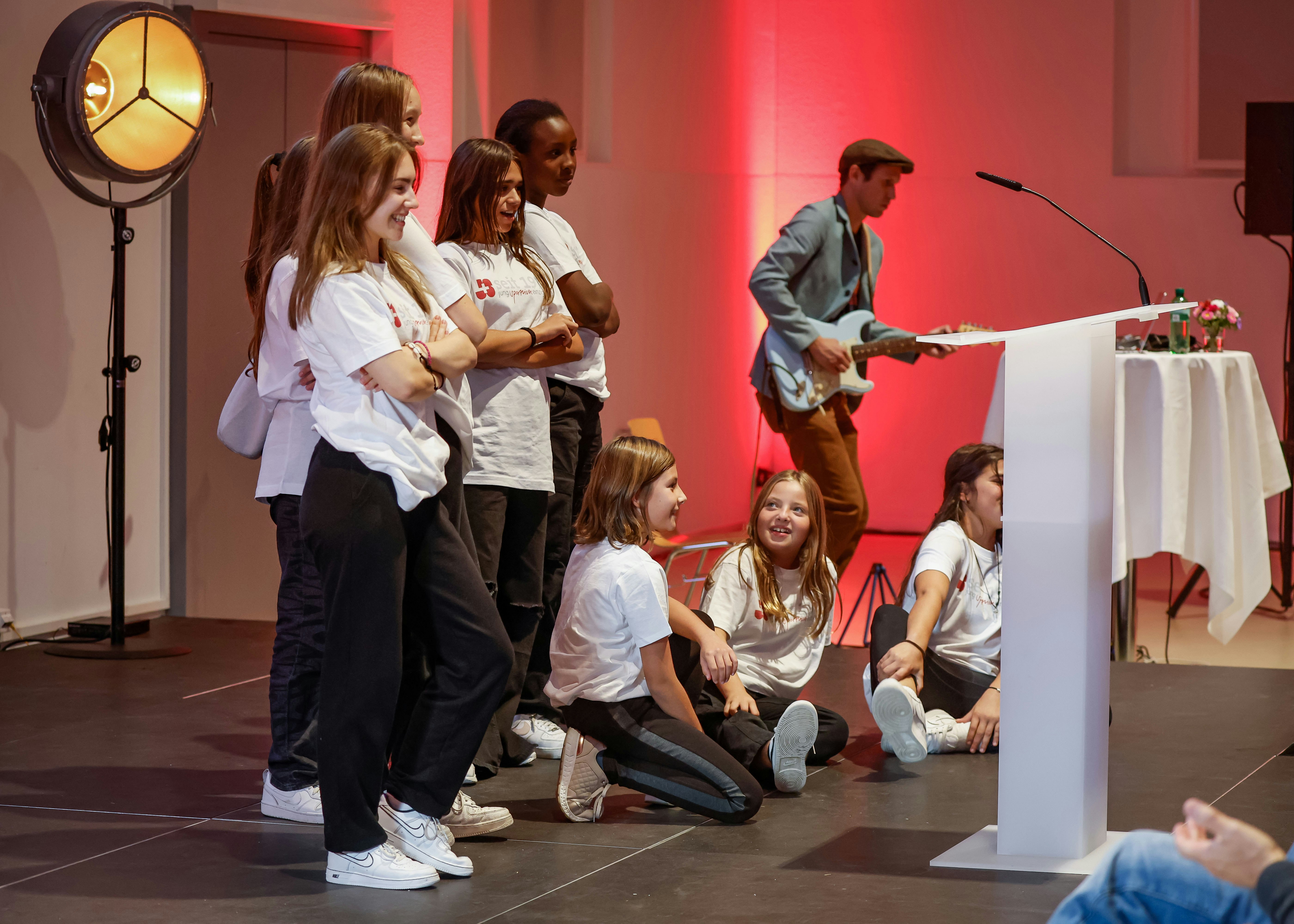 Junge Sportlerinnen und Sportler bei ihrer Auffuehrung am Anfang der Feier, aufgenommen am Samstag, 17. September 2022, bei der Feier zum 50. Jahr Jubilaeum der Organsisation Jugend + Sport. Die Feier fand im Ballenlager in Vaduz statt. Foto & Copyright: Eddy Risch.