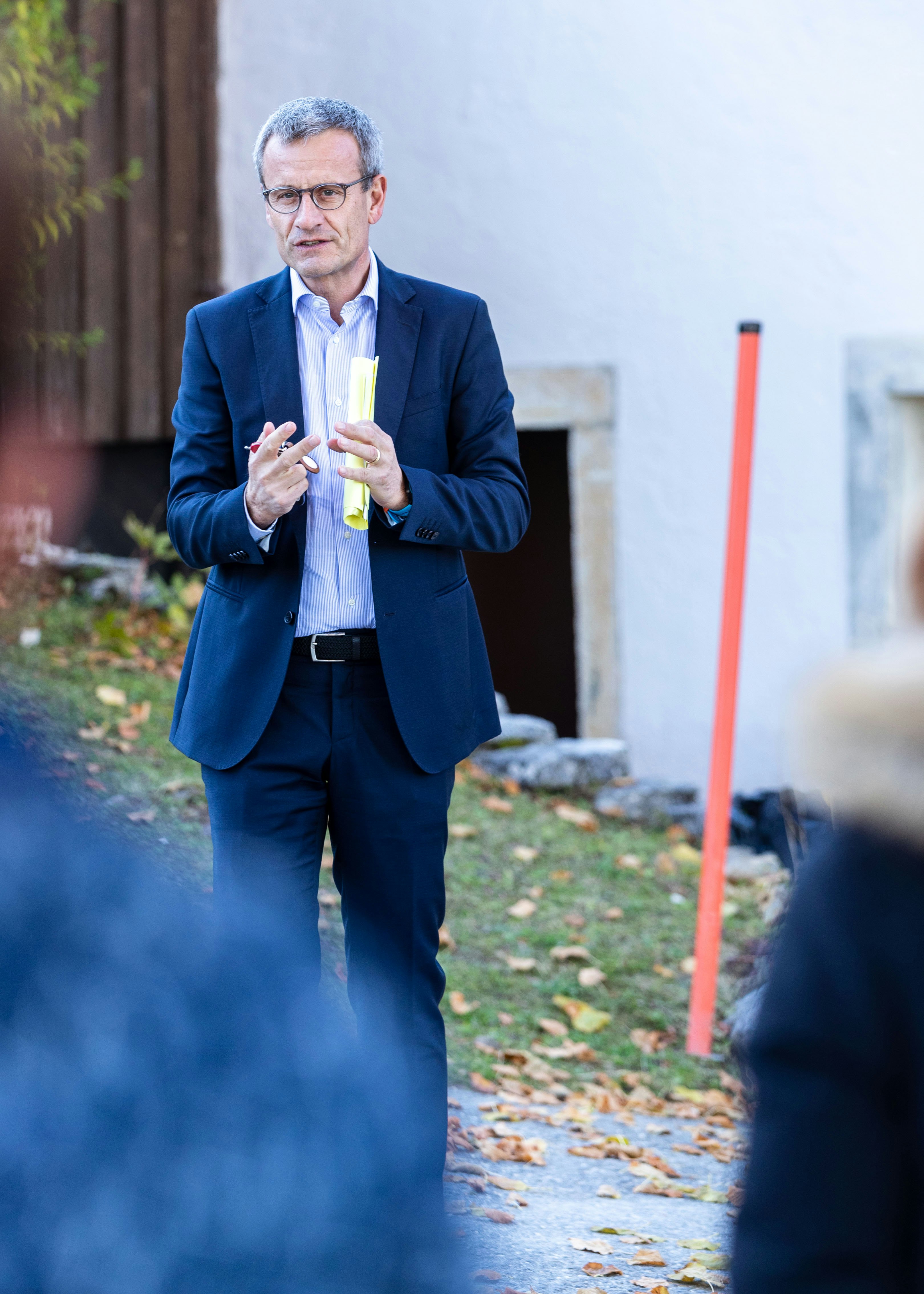 BASPO-Direktor Matthias Remund lud Angestellte und Athleten zur Feier der Schweizer Erfolge in Tokyo zu einem Apéro ein. Dabei übergab er Olympiasiegerin Nina Christen (Gewehr) den goldenen Batch des BASPO.Foto: BASPO / Ueli Känzig